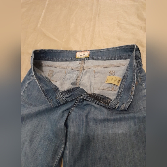 Woman's Levi's wide leg size 12 medium. - Picture 3 of 12